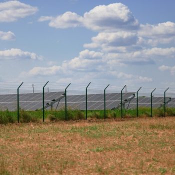 paineis-solares-no-meio-de-um-campo-em-um-dia-ensolarado-ucrania_116441-18763